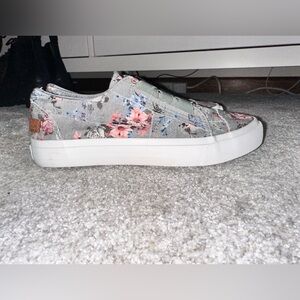 Women’s size 7 blowfish shoes. Never worn.